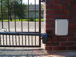 Atveriamu kiemo vartu automatika