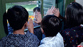 子供たちが、初めて見る「透きとうる障子」ガラス窓にビックリ !!
