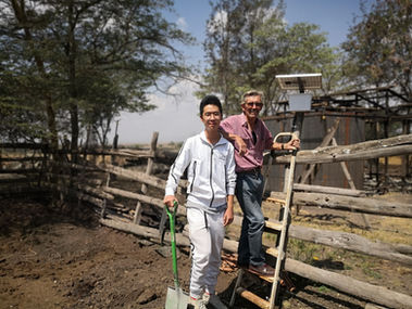 在非洲牛圈里摸爬滚打,他可能是最接地气的少年科学家