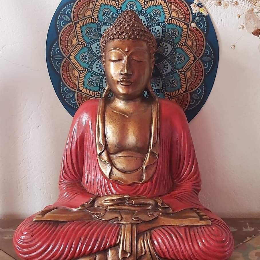 Buda sentado em posição de lotus,representa o processo de meditação