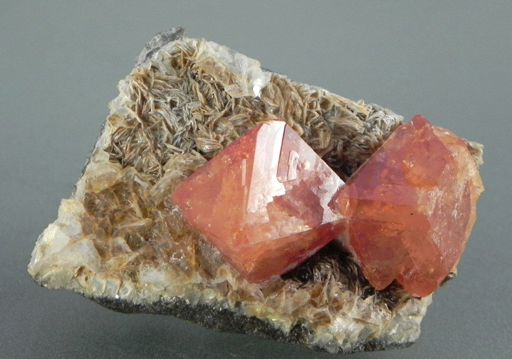 #0619 / SCHEELITE - China