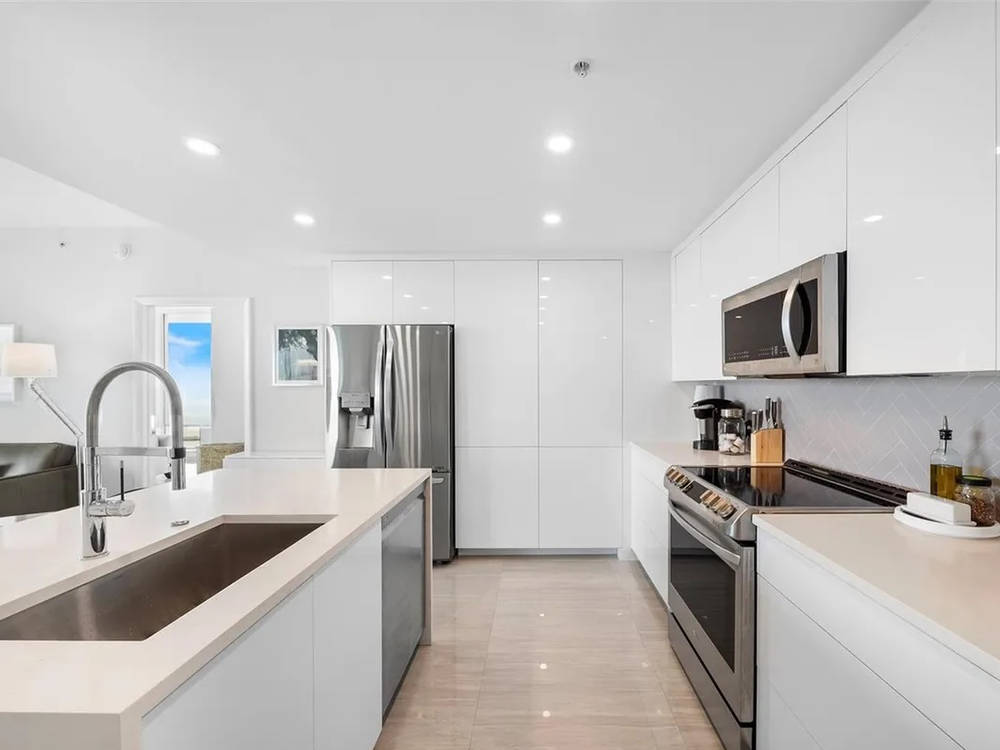 5701 Collins Ave. — kitchen