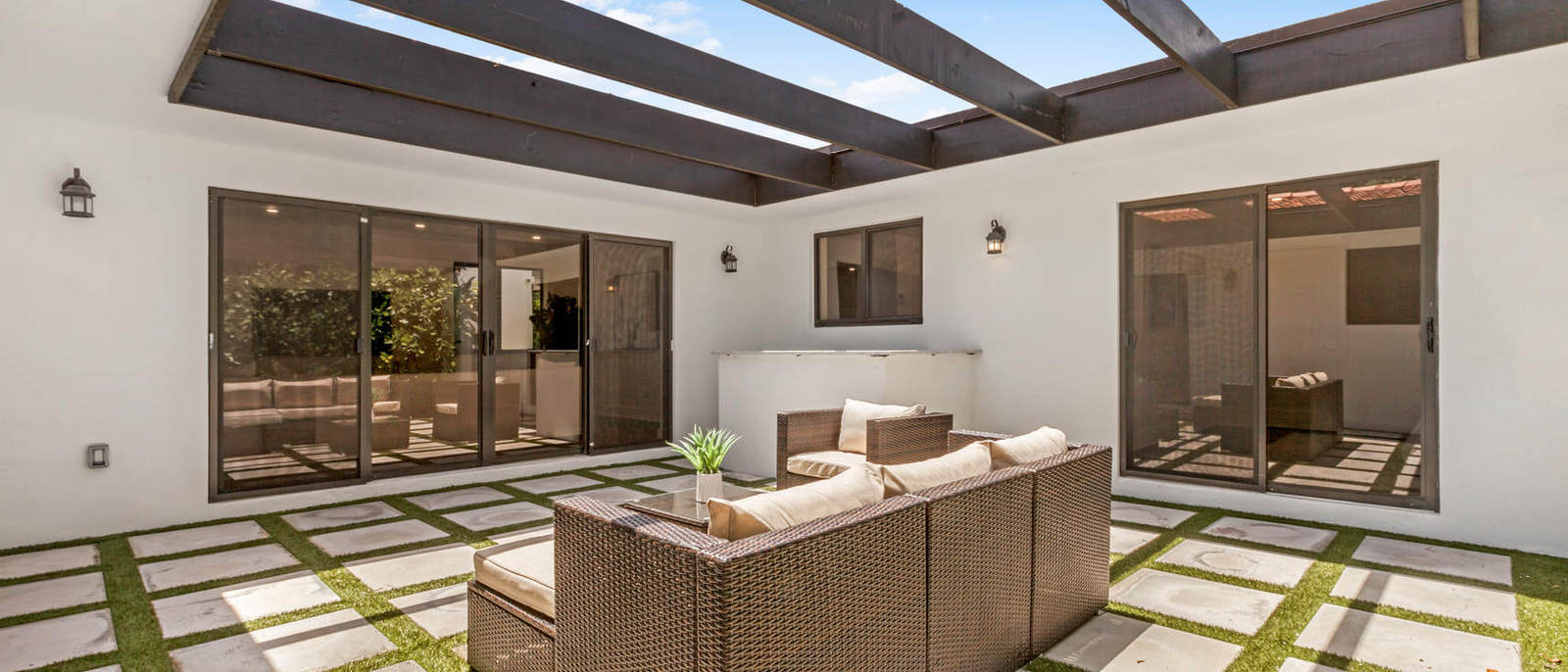 Valencia Residence —courtyard under an open pergola