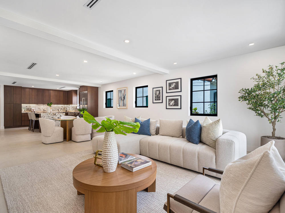 Sevilla — open living and dining area
