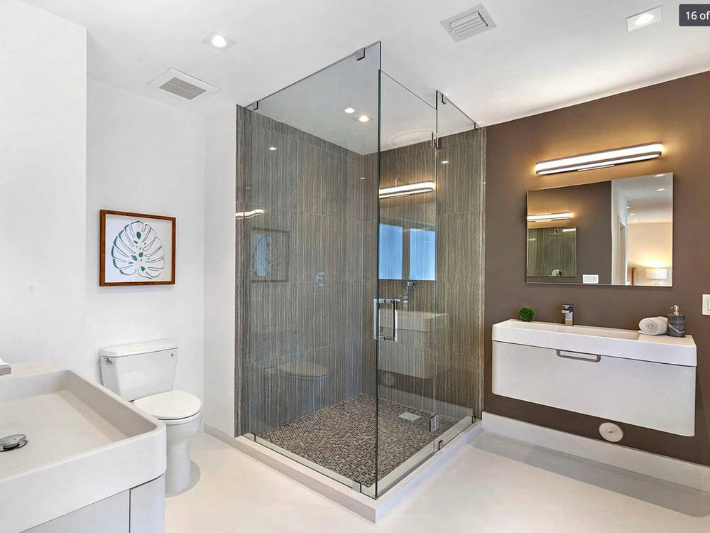 Almeria Residence — bathroom with glass shower