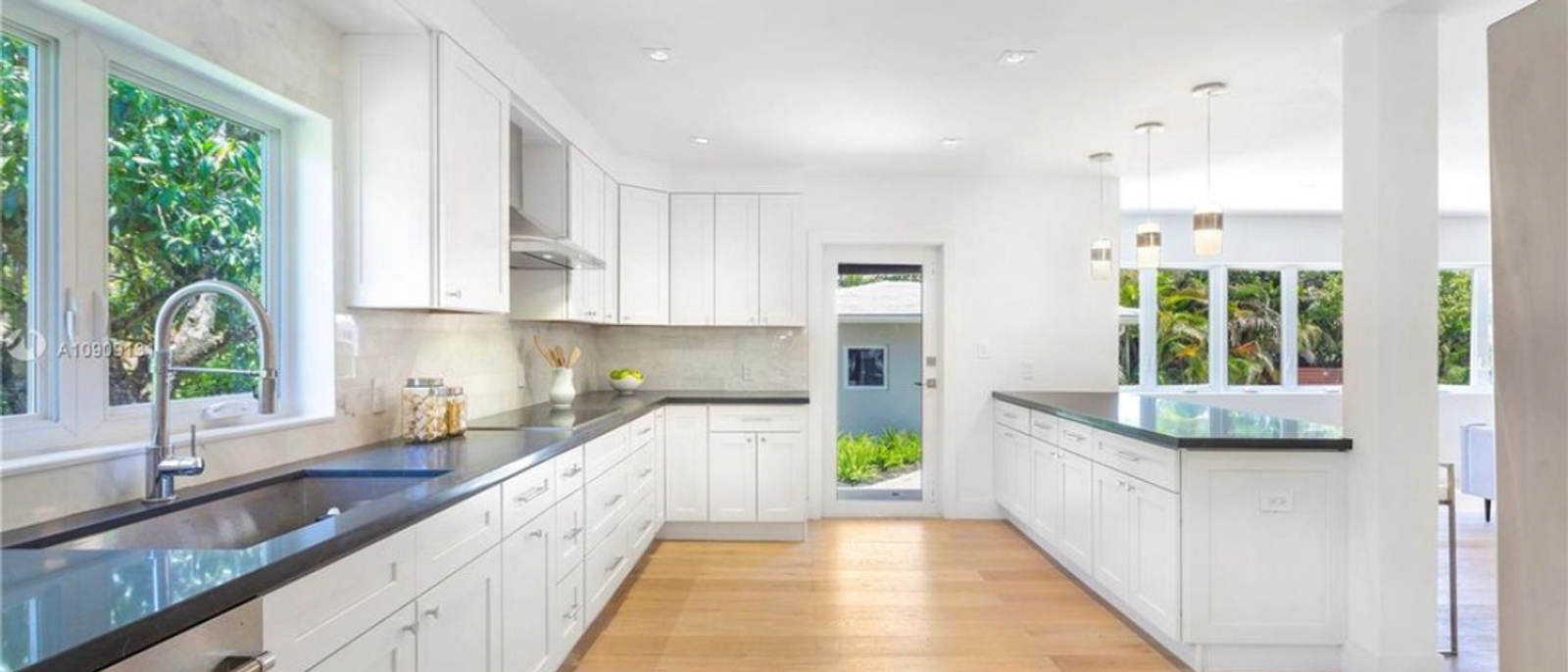 Almeria Residence — kitchen
