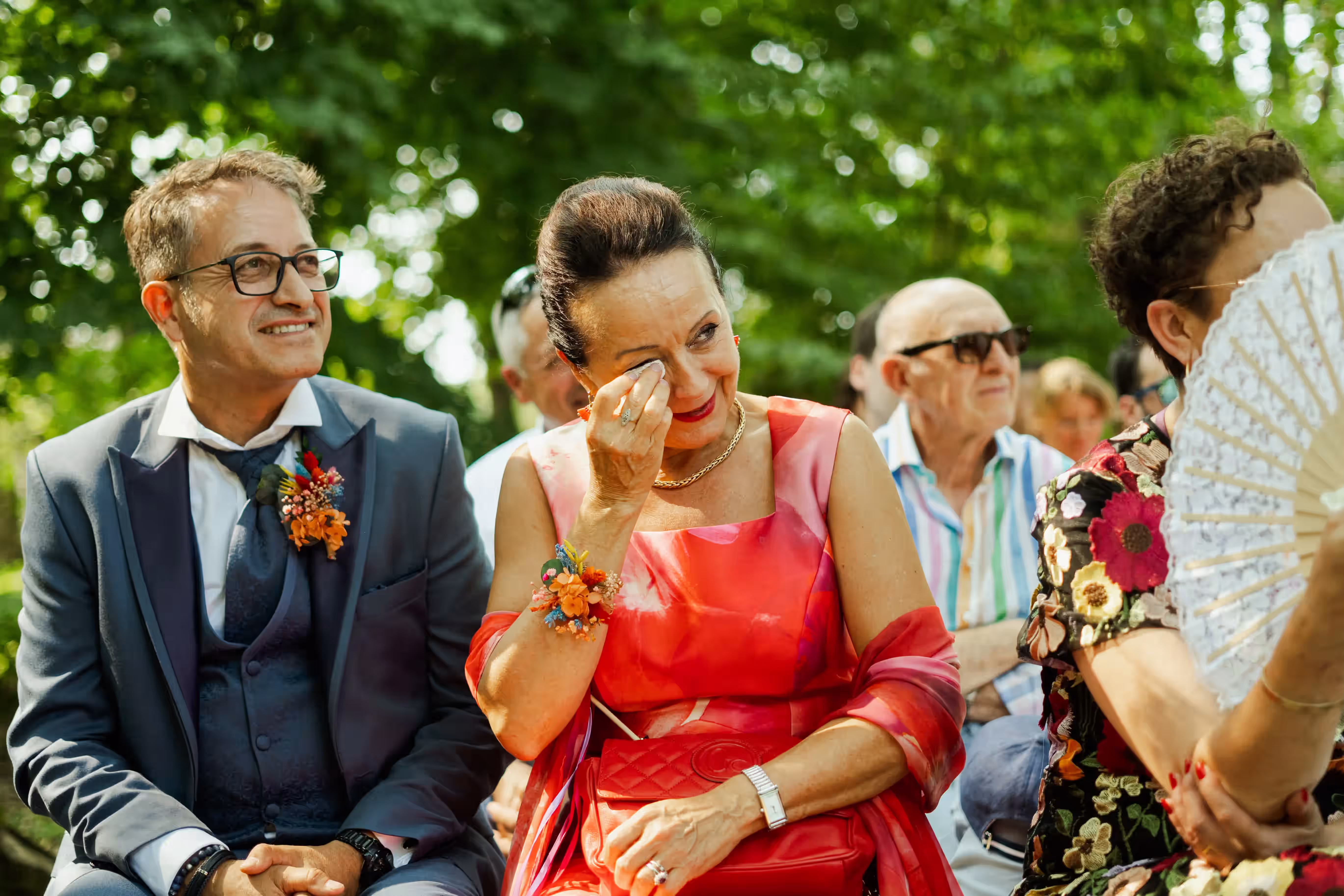 Maman sous l'émotion à la cérémonie laique, photo mariage lifestyle lyon