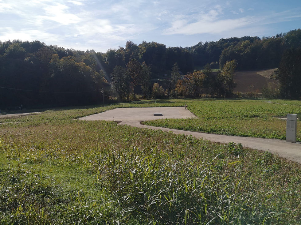 Der ehemalige Appellplatz für bis zu 700 Häftlinge war ein Ort der Angst, Gewalt und gänzlicher Auslieferung