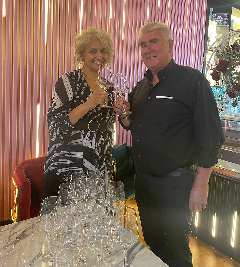 Ein Prosit auf das neue Lokal Leyla 23 im Kindermann Zentrum in Leibnitz bringen hier Leyla Dag und Senator KoR Hans Kindermann aus.
