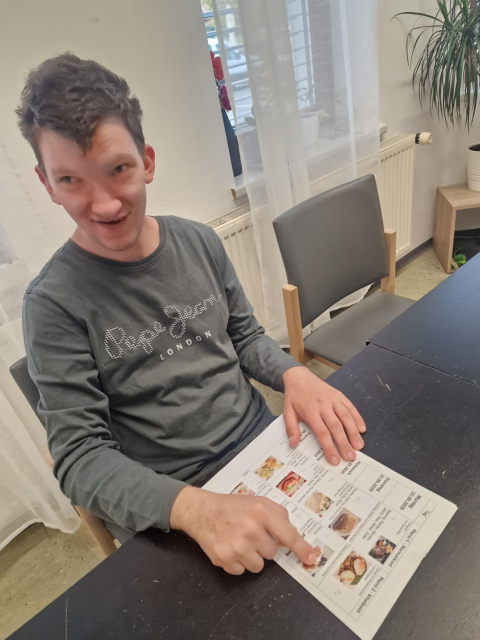 Selbst mitentscheiden können: Florian Gutmann wählt aus dem Menüplan.