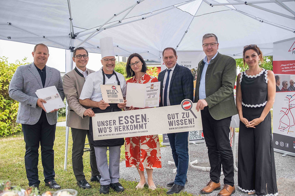 Die Präsidenten Andreas Steinegger/LK Steiermark (2.v.r.) und Josef Moosbrugger/LK Österreich (3.v.r.) gratulieren den Verantwortlichen der Pflegeheime „Pflege mit Herz“ zur Zertifizierung – diese garantiert die 100-prozentige heimische Herkunft von Fleisch, Milch und Eiern in der Gemeinschaftsküche