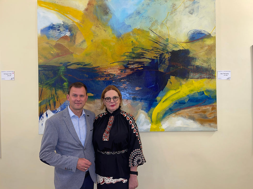 "Neue Horizonte": Bgm. Daniel Kos und Künstlerin Andreas Guidassoni bei der Vernissage zur Ausstellung "Schleier des Unsichtbaren" im Rathaus Leibnitz