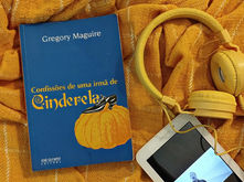 Livro Confissões de uma Irmã de Cinderela, de Gregory Maguire. A narrativa dá voz à "vilã", revelando suas dores, desejos e contradições humanas.