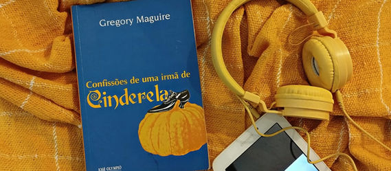 Livro Confissões de uma Irmã de Cinderela, de Gregory Maguire. A narrativa dá voz à "vilã", revelando suas dores, desejos e contradições humanas.