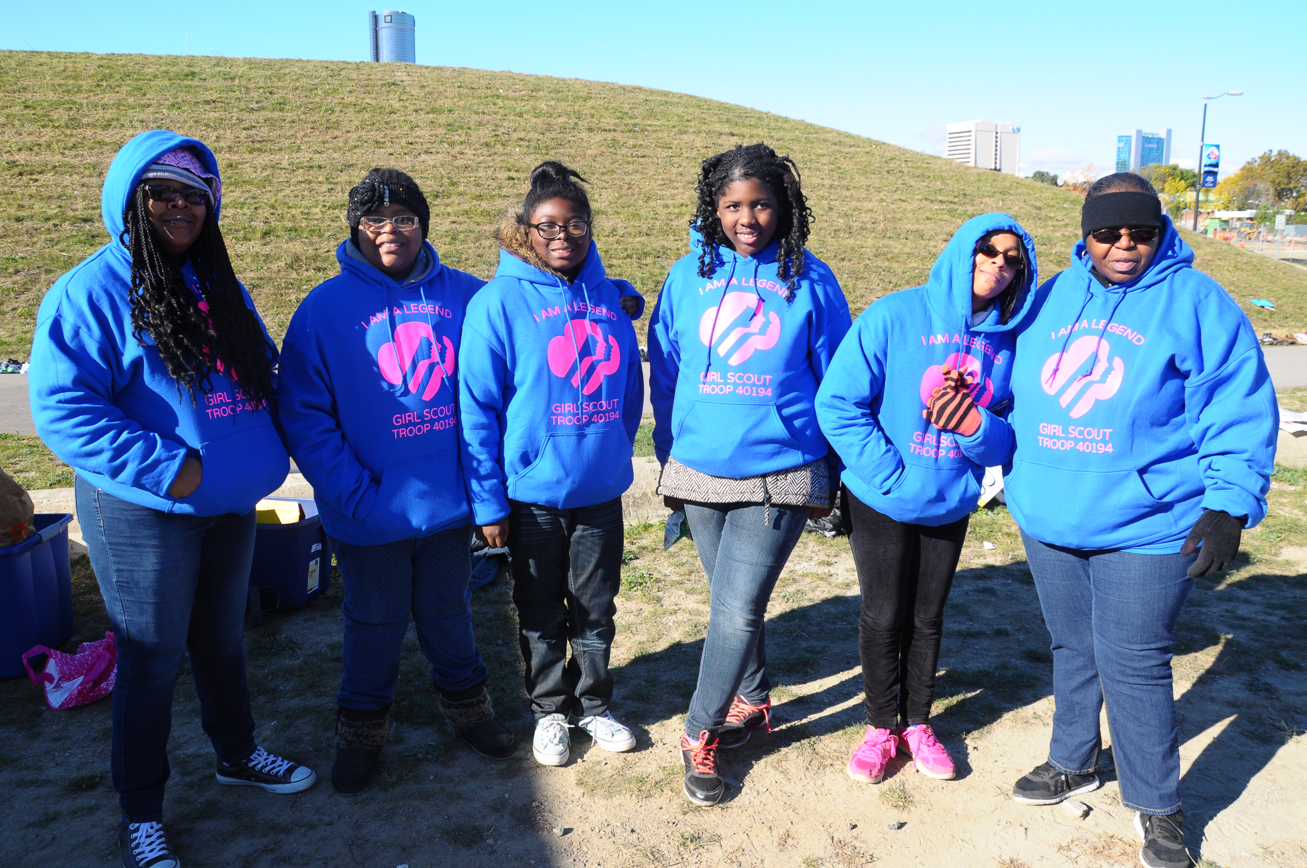 Girl Scouts Volunteering!