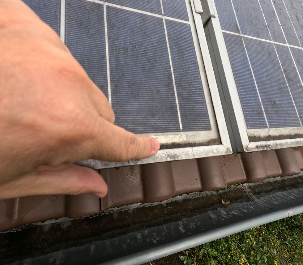 Schmutzrand um unteren Rahmenprofil des Solarmoduls