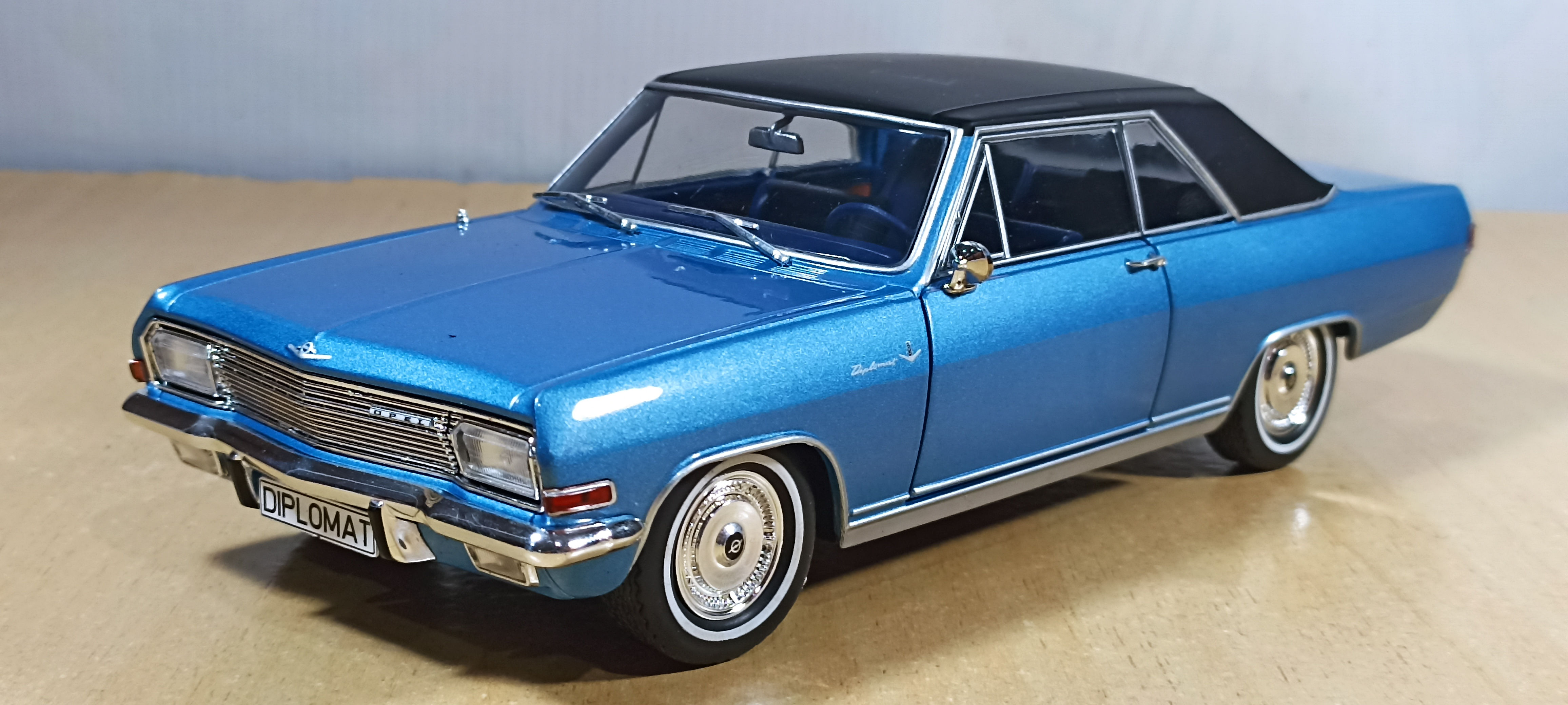 AUTO OPEL DIPLOMAT V8 COUPE