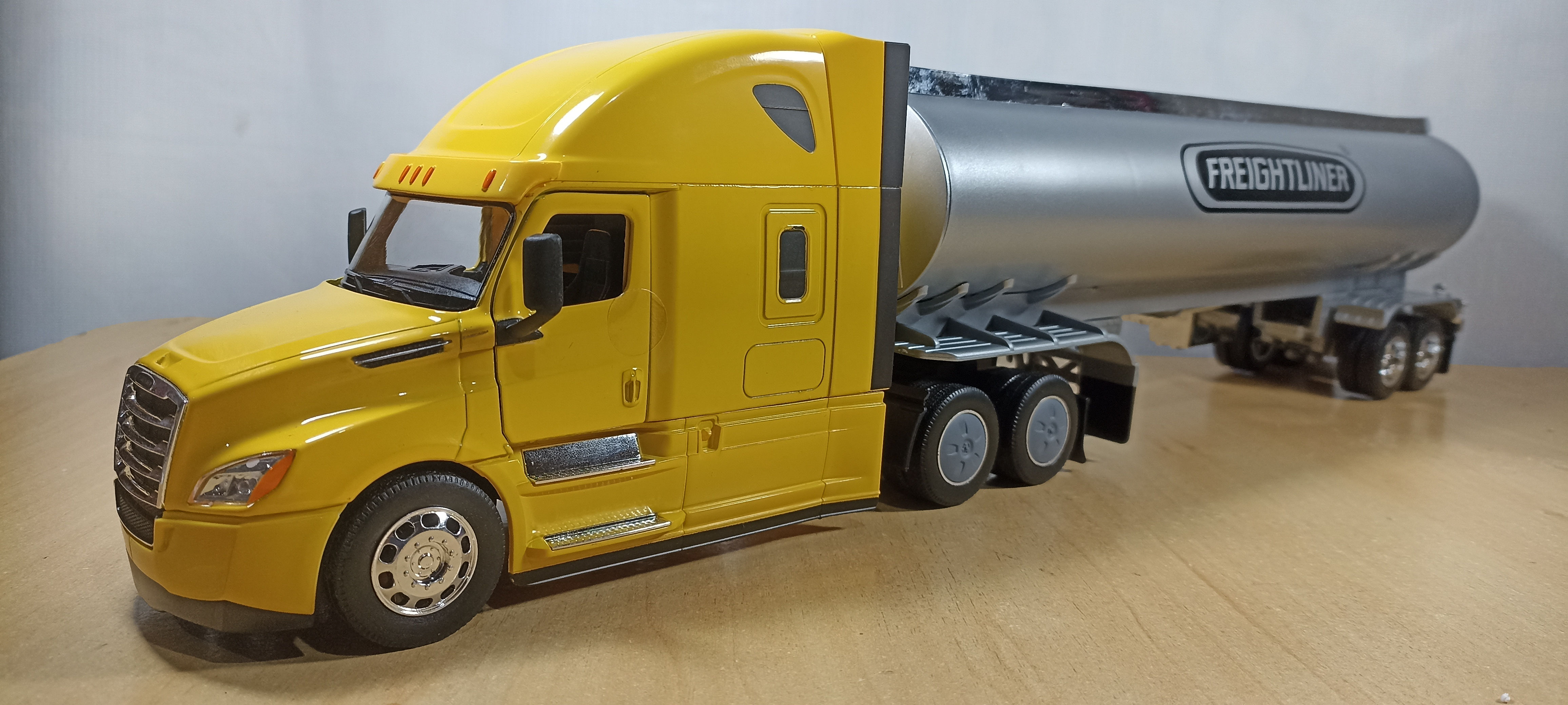 CAMION CISTERNA FREIGHTLINER CASCADIA