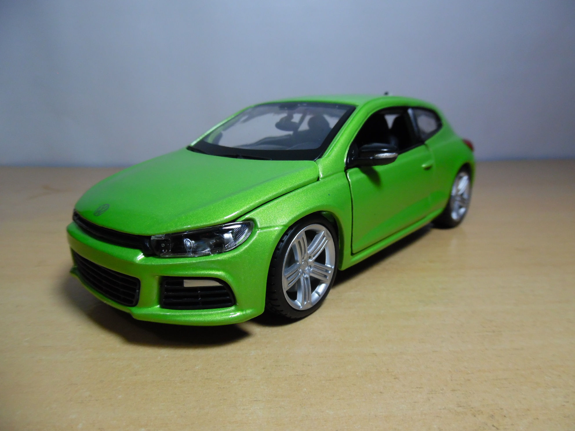 AUTO VOLKSWAGEN SIROCCO R