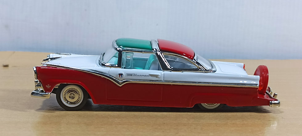 Miniatura: AUTO FORD CROWN VICTORIA