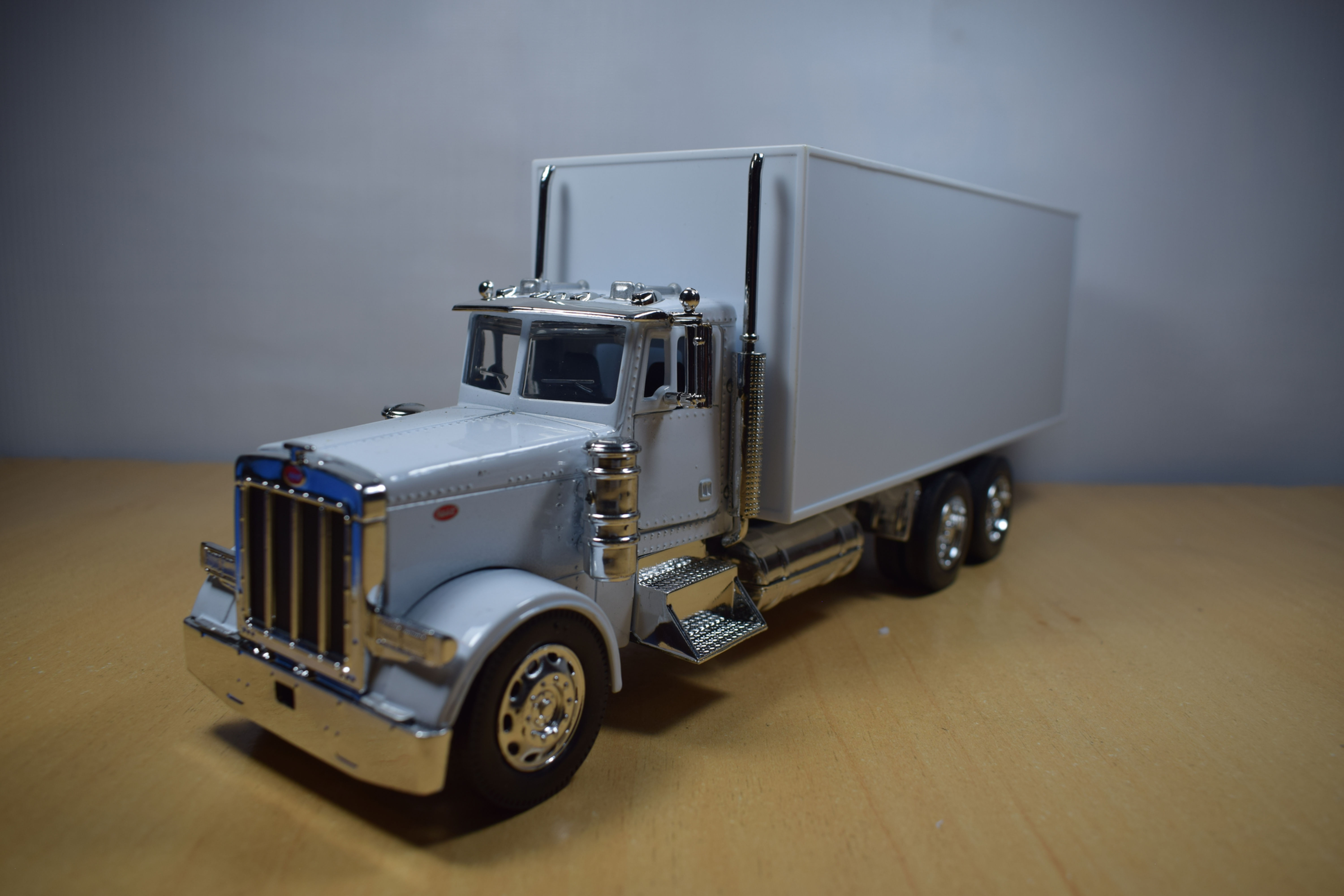 CAMION FURGON PETERBILT 379