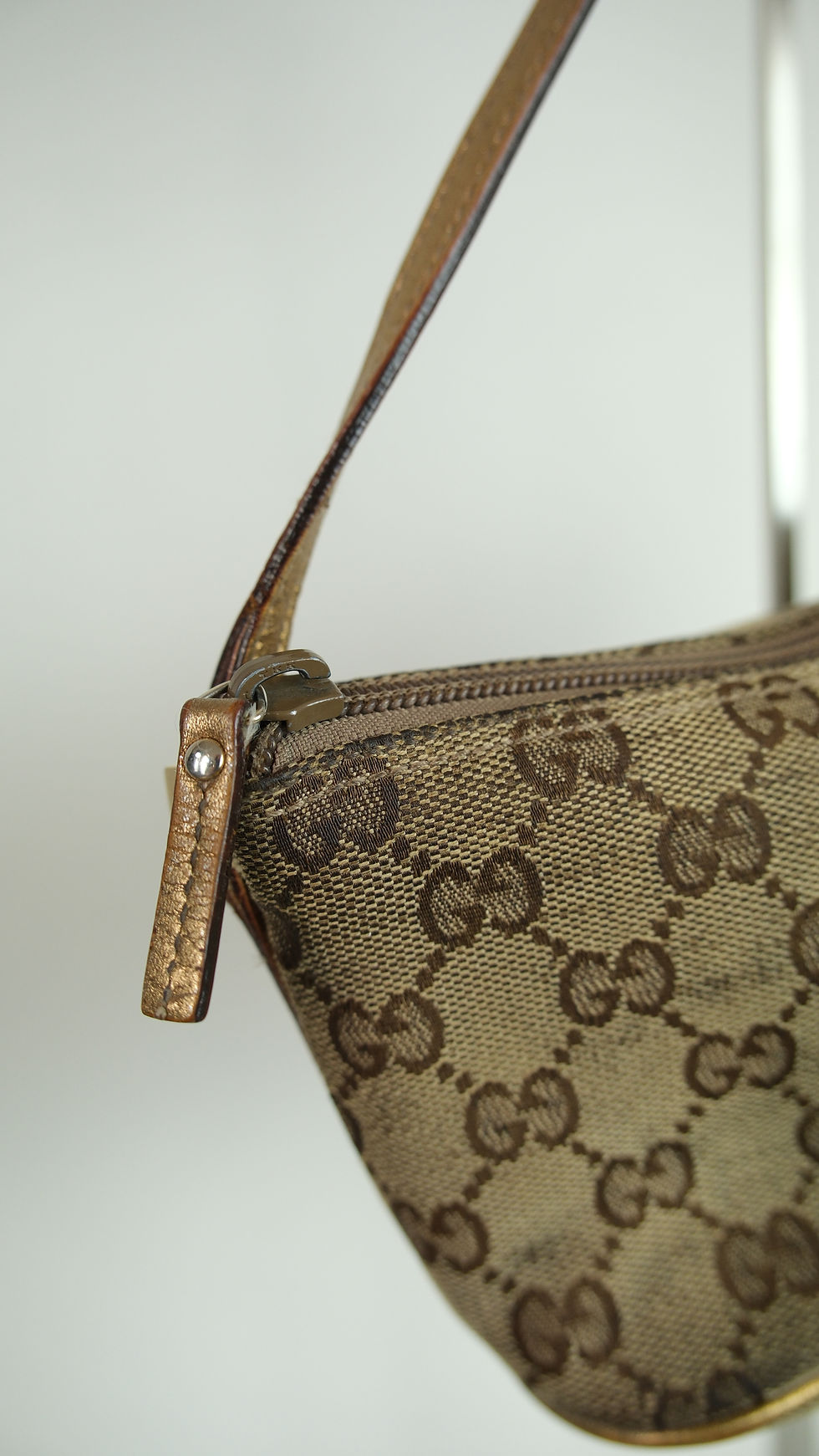Thumbnail: Gucci Baguette Monogram Bag Beige