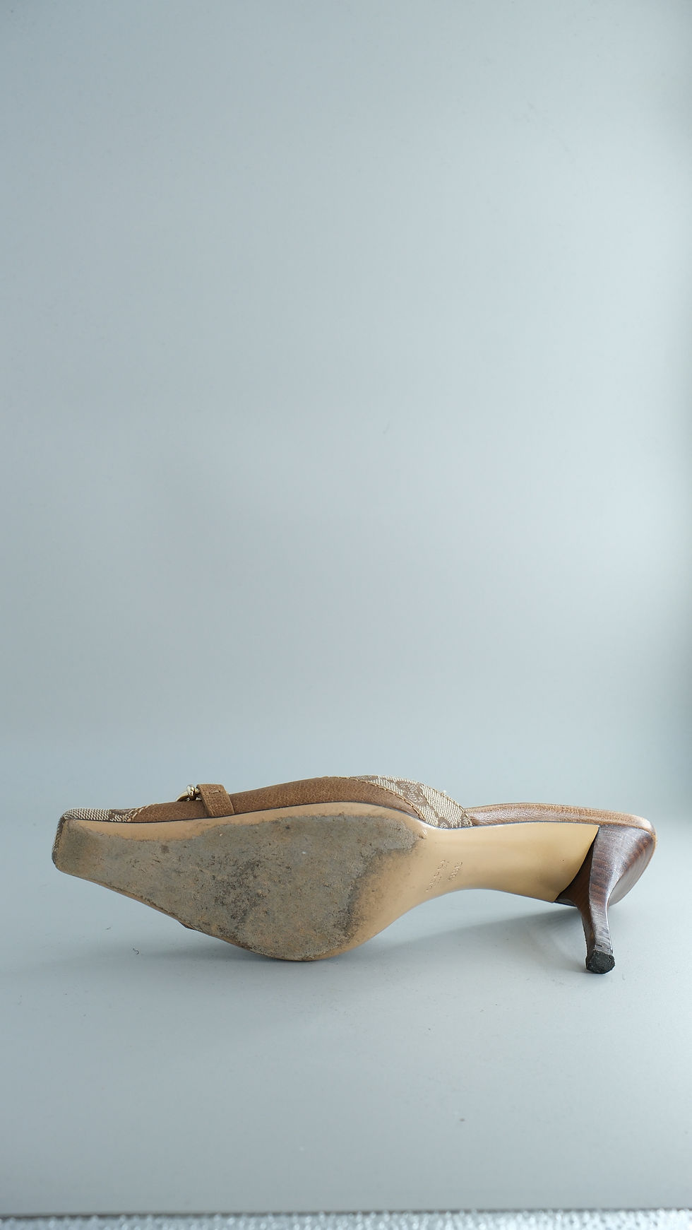 Thumbnail: Gucci Tom Ford Cream Monogram Beige Heels Metal Charms