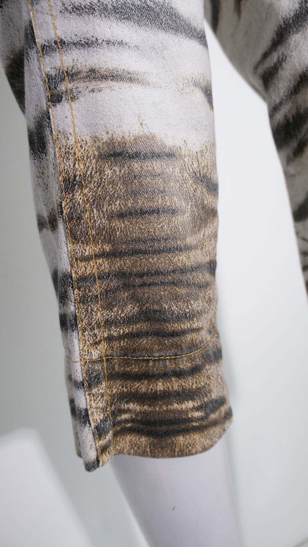 Thumbnail: Just Cavalli Animal Print 2 Pockets Capri Jeans