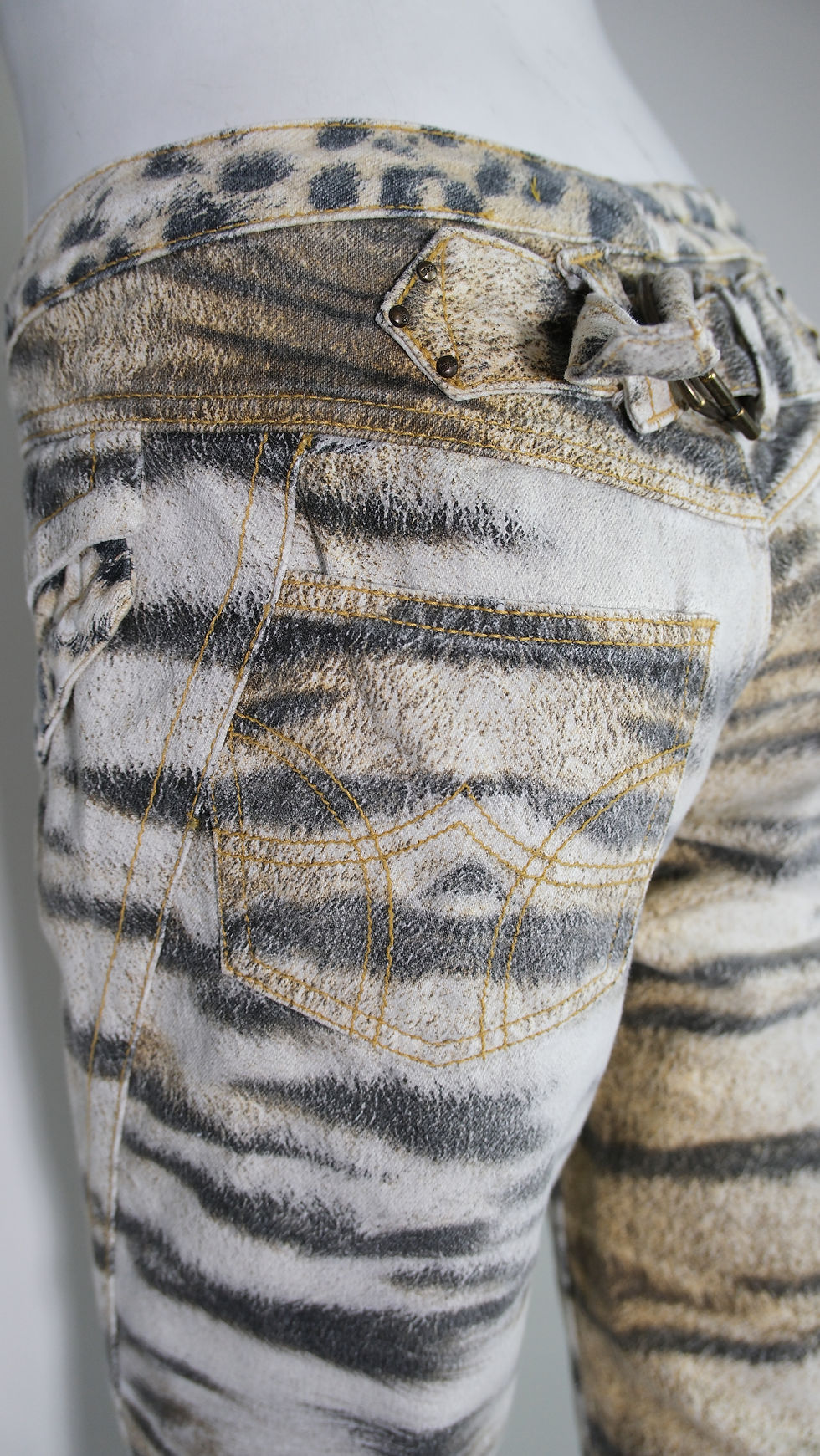 Thumbnail: Just Cavalli Animal Print 2 Pockets Capri Jeans