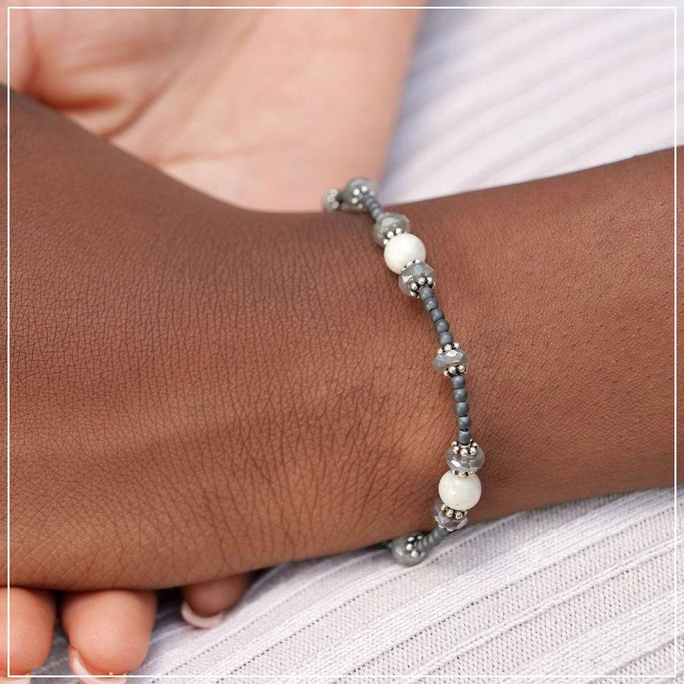 Miniature : Bracelet en pierres semi-précieuses, Pierre de Lune et Hématite, porté