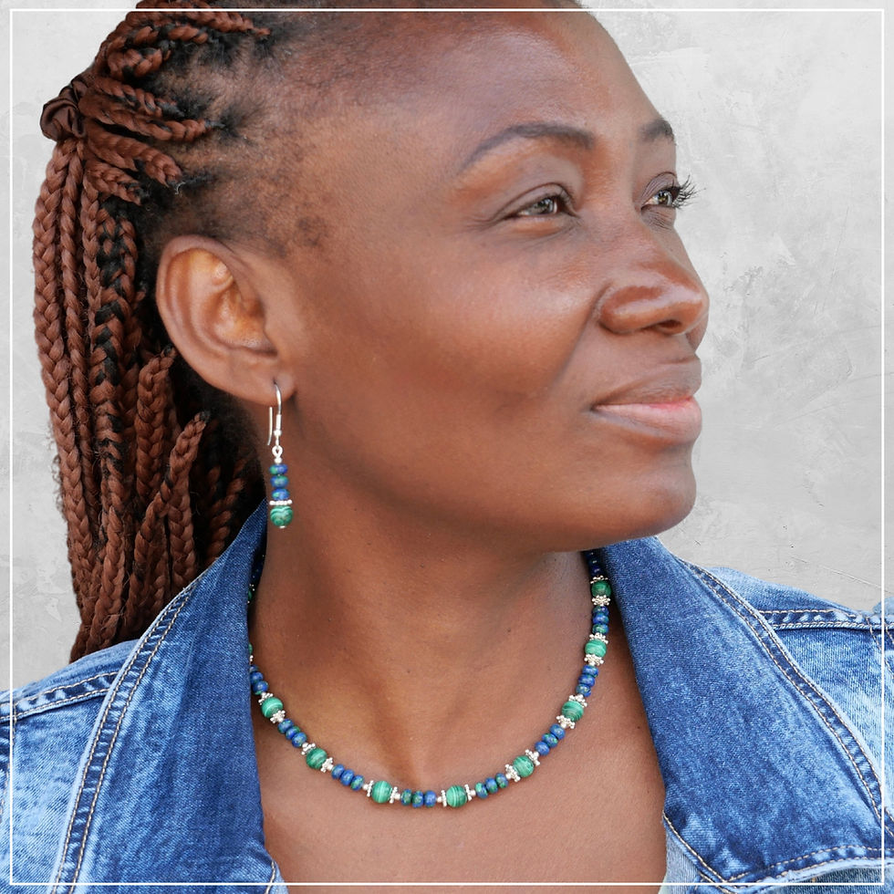 Collier et boucles d'oreilles artisanaux en Azurite-Malachite portés par un modèle