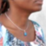 Pendentif goutte en Apatite sur tour de cou en Argent 925, porté par un modèle