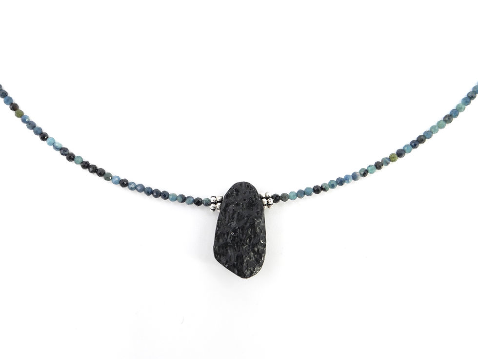 Détail collier en Tourmaline et Tectite