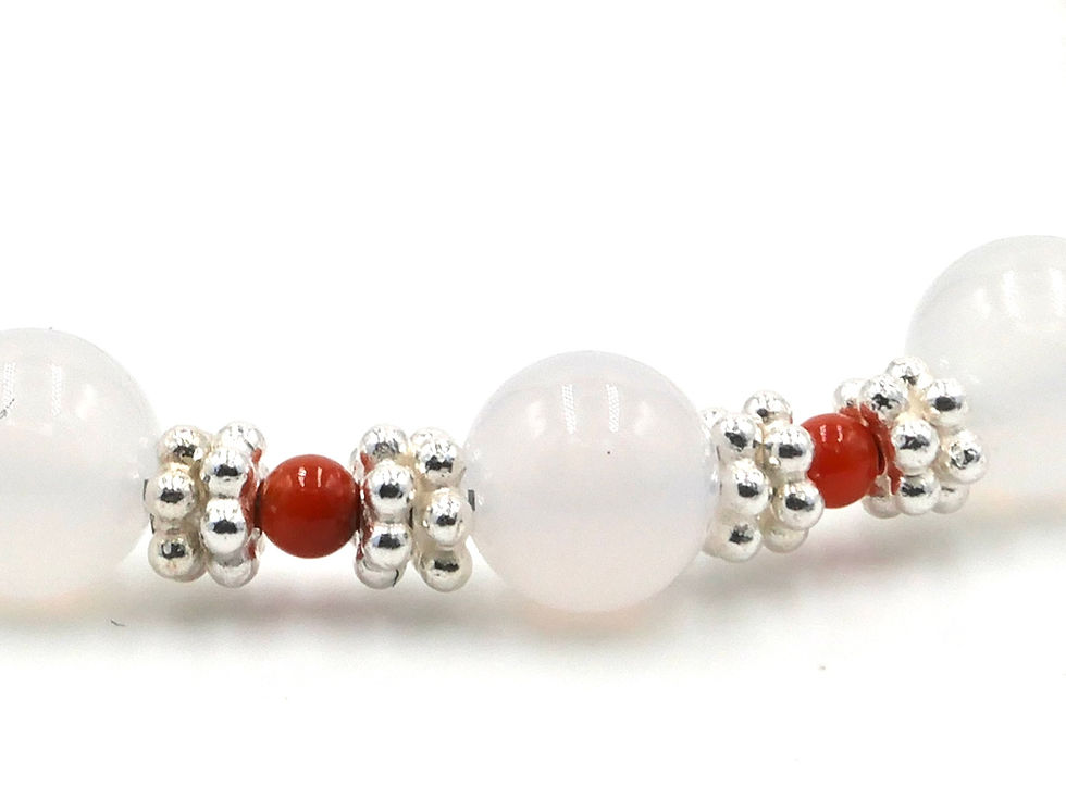 Détail des perles en agate blanche et marocaine aux nuances naturelles