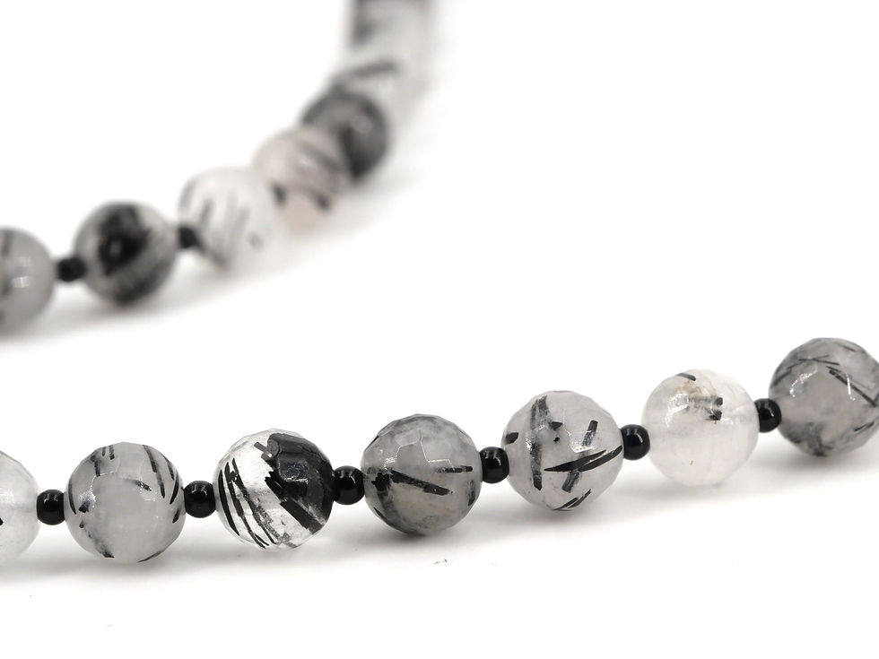 Miniature : Gros-plan sur les perles du sautoir Laureen en Quartz tourmaline