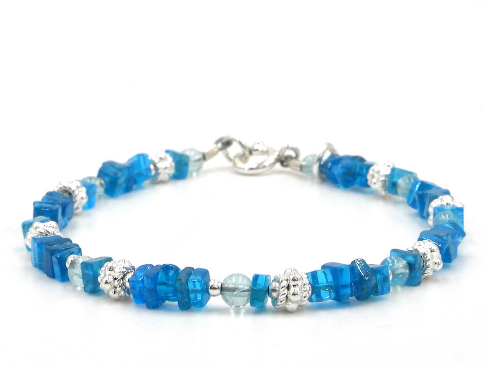 Bracelet confectionné à partir de perles carrées en Apatite bleue et de perles en Apatite claire, apprêts en Argent 925