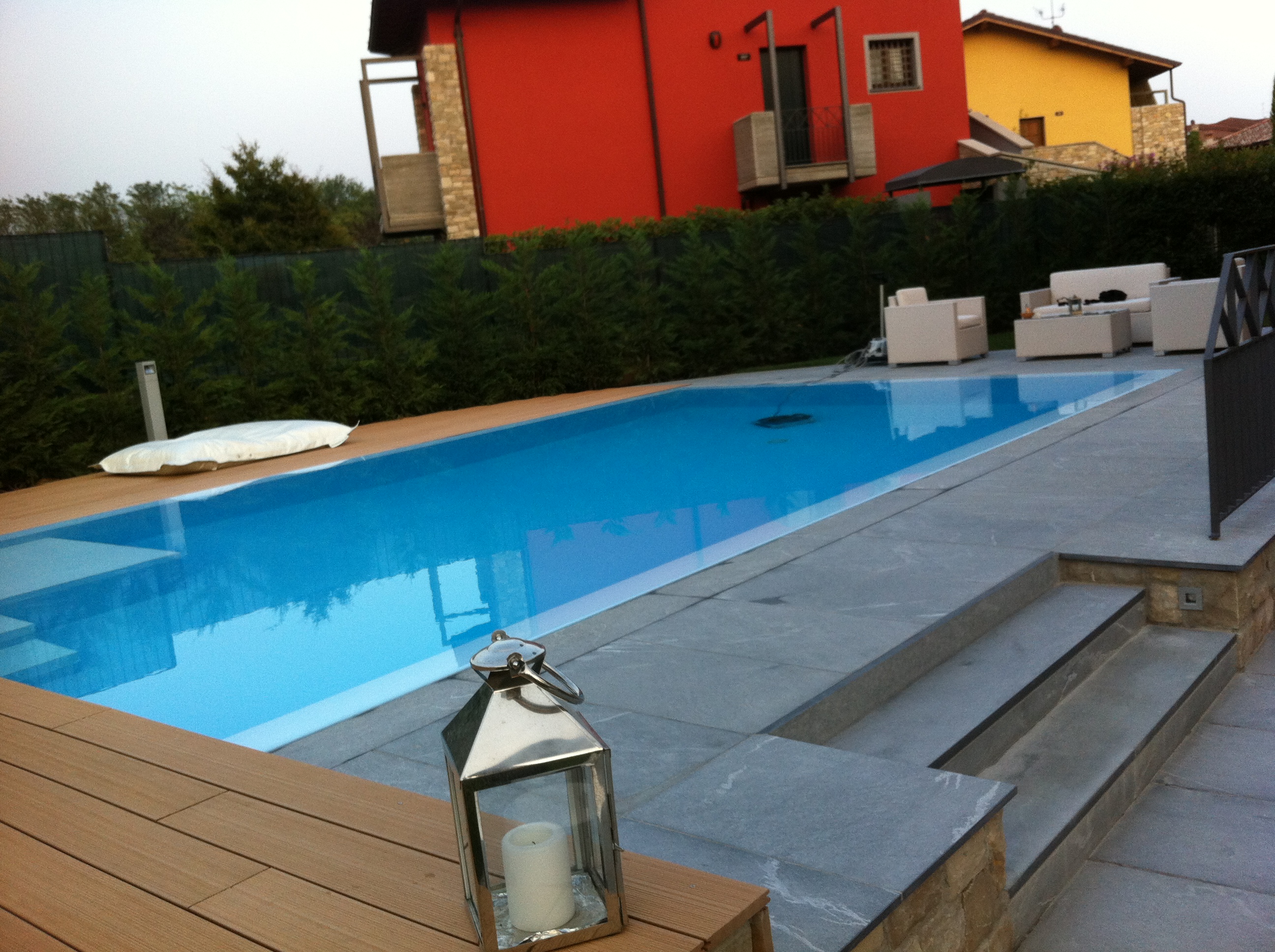 piscina in pietra e legno composito