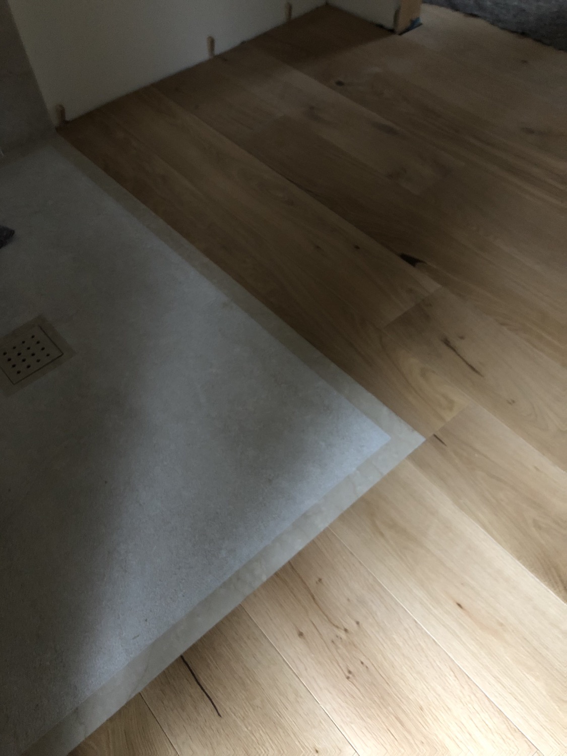 piatto doccia in pietra pavimento in legno a filo