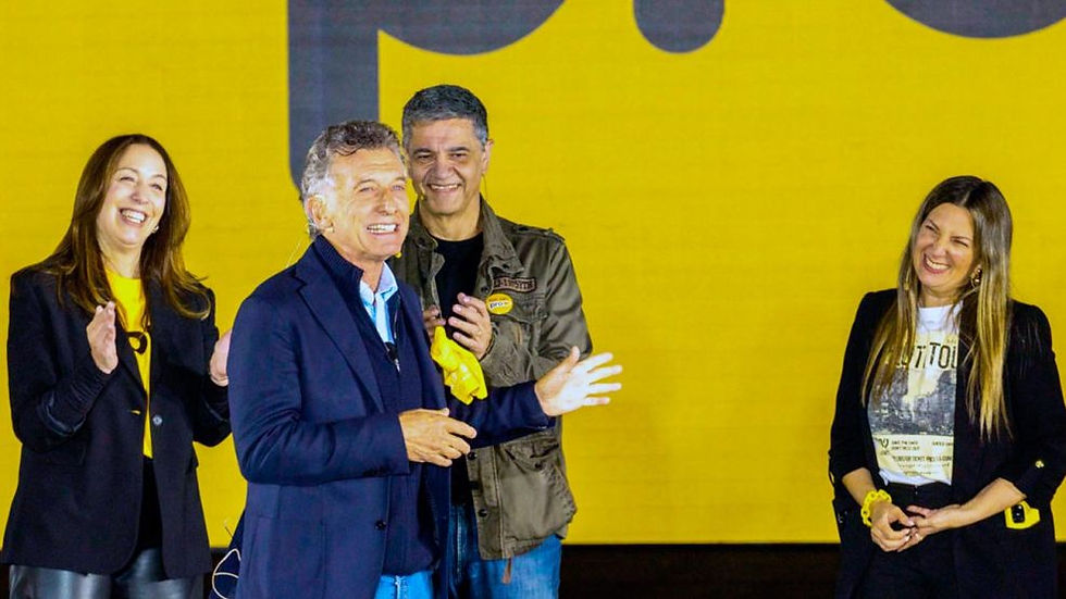 Mauricio Macri reapareció hace unas dos semanas de manera muy activa. Recorrió barrios, dialogó con vecinos y sigue concurriendo a los principales programas políticos de radio y televisión. Era sabido que las elecciones a legisladores porteños acapararían la atención nacional, y lo más lamentable, es que la atención mayor esté puesta en la interna entre el PRO y LLA. Era impensado hace meses imaginarse que las fuerzas de centro derecha fueran separadas, y menos aún, que detrás del candidato Manuel Adorni, la lista esté poblada por candidatos que pertenecieron al kirchnerismo rancio de La Cámpora. El comportamiento de la hermana del presidente, Karina Milei, ha tenido y tiene un desprecio muy grande hacia todo lo que sea del PRO. La agresividad fue creciendo, y ya no solamente en las redes sociales, mientras que Patricia Bullrich encabeza el “Grupo de Traidores Políticos”, que han pasado al proyecto personal en que se ha convertido “el mileísmo”, tal como lo ha dicho Macri en la entrevista que subo a continuación, como una muestra de lo que viene manifestando el expresidente. Escuchamos fragmentos, recomiendo tomarse no más de 40 minutos y escuchar cada frase de Mauricio Macri.