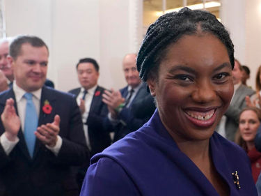Reino Unido: Kemi Badenoch (nacida como Olukemi Adegoke), es la primera mujer negra que liderará al Partido Conservador. ¿Quién es la hija de inmigrantes nigerianos que se define como libertaria?