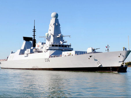 Rusia hizo disparos de advertencia al “HMS Defender” de la Royal Navy. Desmentida, y dónde está 007?