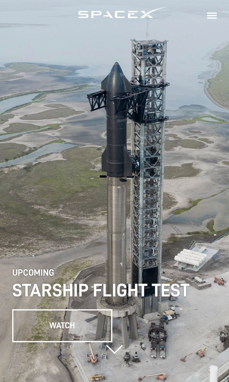 Elon Musk mirando al espacio exterior a menos de doce horas de otra épica de SpaceX