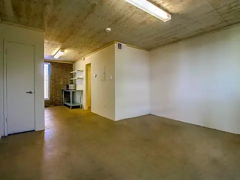 Uptown Plaza dining and retail near Luna Bear Arcos apartments.