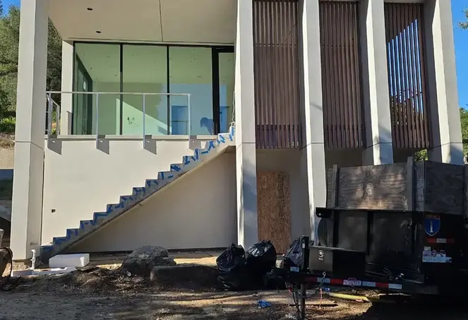 Proyecto Vidastudio: fachada de edificio moderno en construcción.