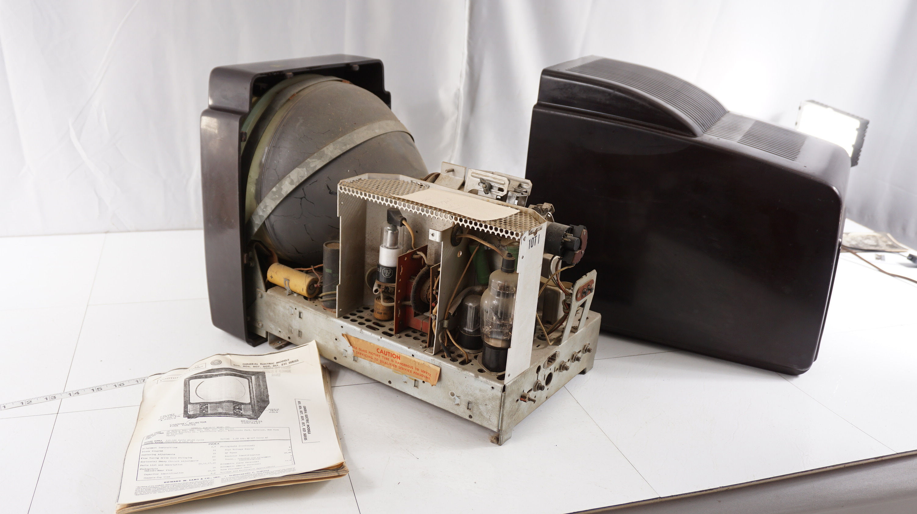 1949 General Electric 10in T V - Model 805