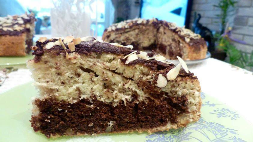 Кекс с орехи, шоколад и филирани бадеми