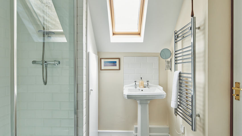 Bourton-on-the-Water Oakey Cottage Cotswold Holidays bathroom