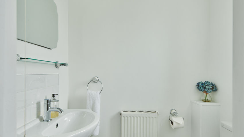 Bourton-on-the-Water Oakey Cottage Cotswold Holidays bathroom