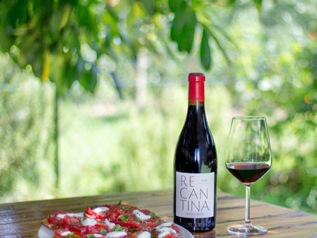 Bottiglia e calice di vino Recantina abbinati a bruschette