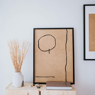 Interieur met lichte accessoires, droogbloemen en minimalistische kunst